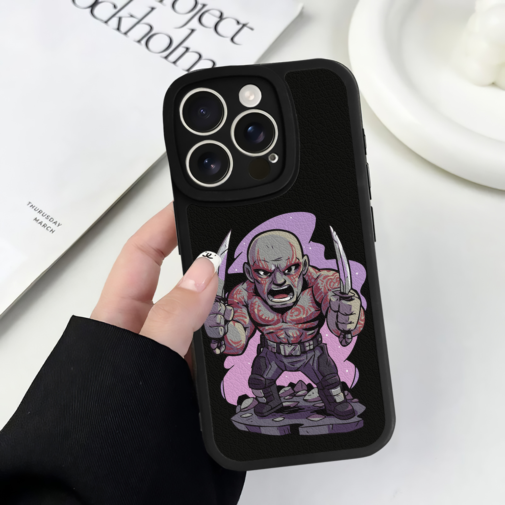 （画像用） アベンジャーズ The Avengers 【iPhone 16シリーズ対応】シリコンスマホケース（レザー調） 材質：シリコン